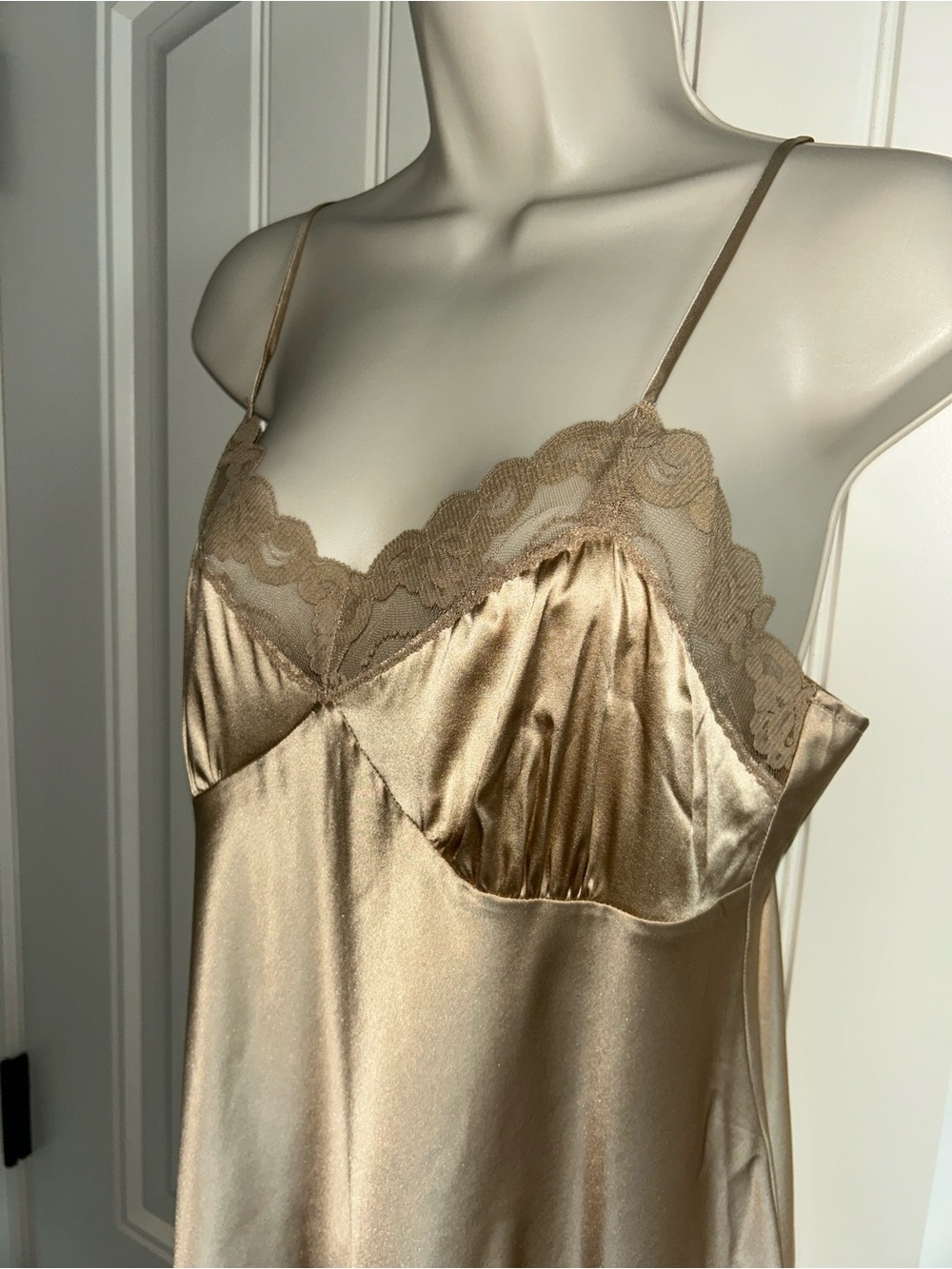 NEW Trina Turk Champagne Lace-Trim Satin Chemise Sz M - Picture 2 of 5